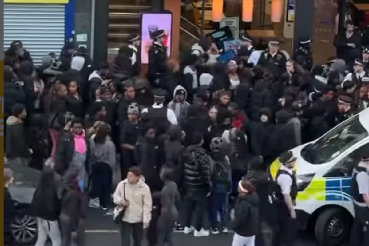 Clapham police warn 'more arrests to come' after huge crowds of youths storm high street