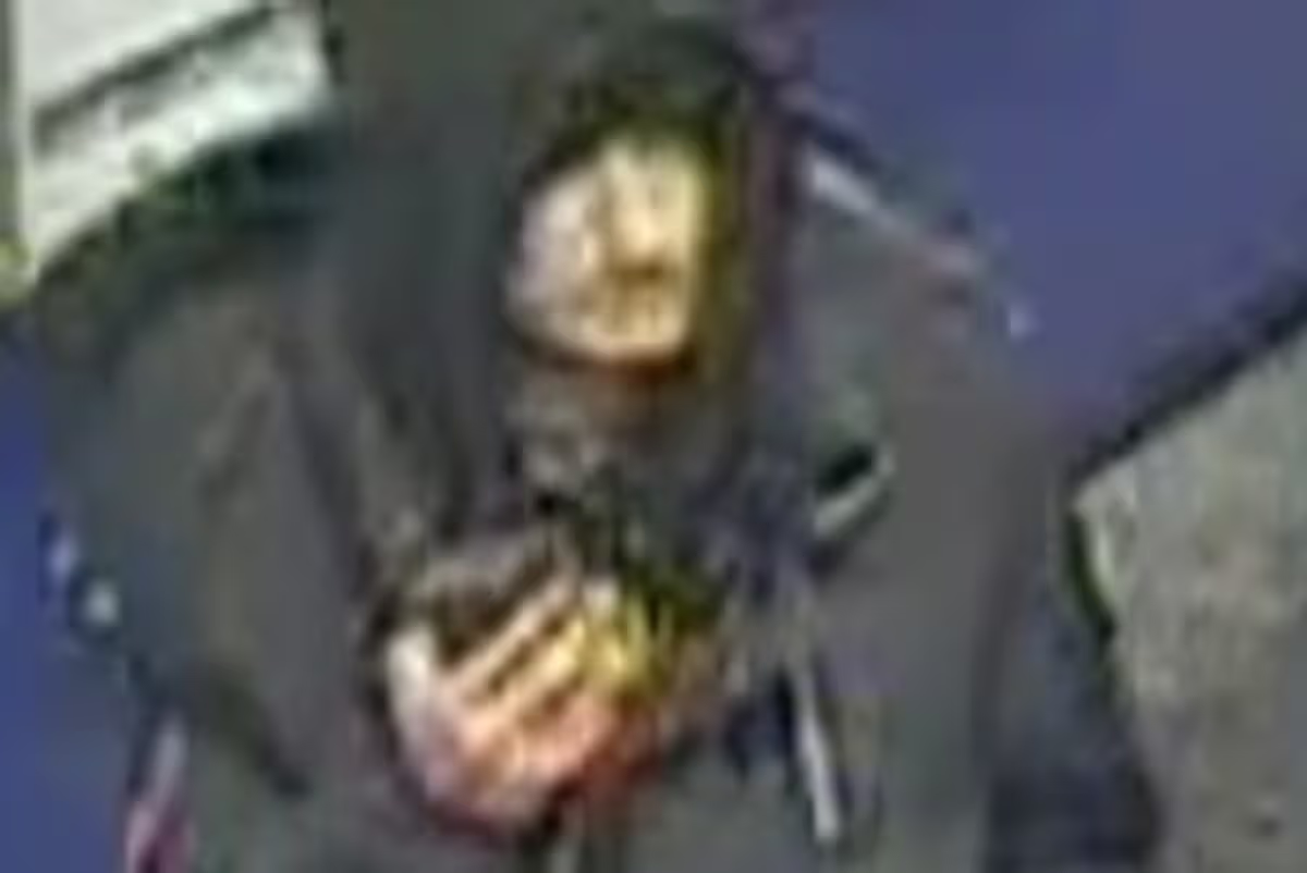 Police manhunt after knifepoint robbery on South London railway station platform