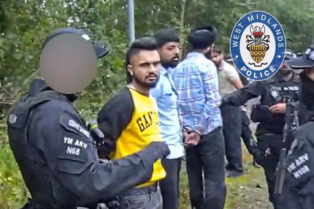 Moment police smash into car to arrest London men armed with swords and gun